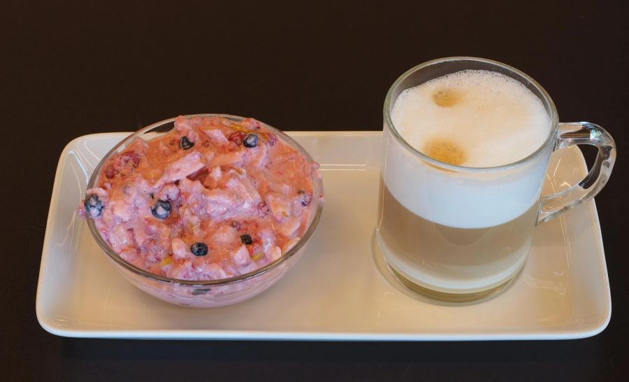 Bircher Müsli Tablett Milchkaffee Morgenessen