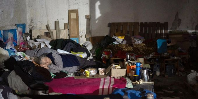 Schutz im Keller: Die ostukrainische Stadt Sjewjerodonezk ist besonders umkämpft. Sjewjerodonezk Ukraine Krieg