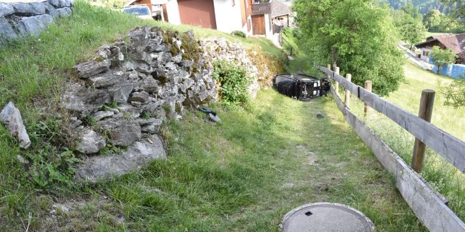 89-jähriger Lenker stürzte mit Rollstuhl über Mauer ab.