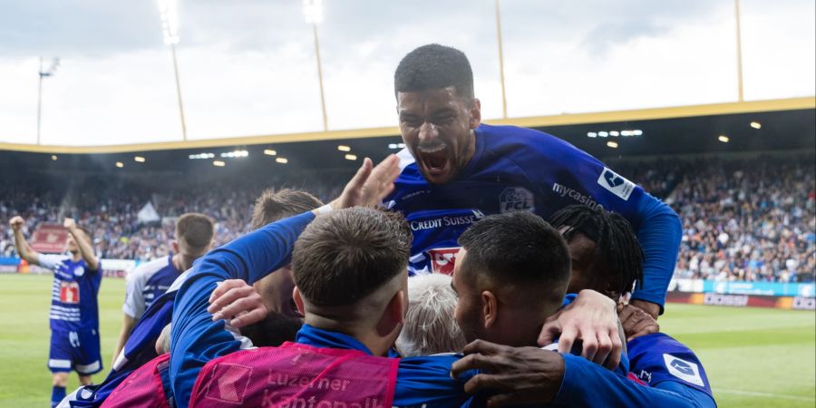 Der FC Luzern jubelt über das 2:0 gegen Schaffhausen.