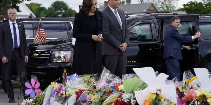 Zwei Wochen nach der Attacke auf einen Supermarkt im Bundesstaat New York mit zehn Toten hat US-Vizepräsidentin Kamala Harris die betroffene Gemeinde in Buffalo besucht. Foto: Patrick Semansky/AP/dpa Zwei Wochen nach der Attacke auf einen Supermarkt im Bundesstaat New York mit zehn Toten hat US-Vizepräsidentin Kamala Harris die betroffene Gemeinde in Buffalo besucht. Foto: Patrick Semansky/AP/dpa