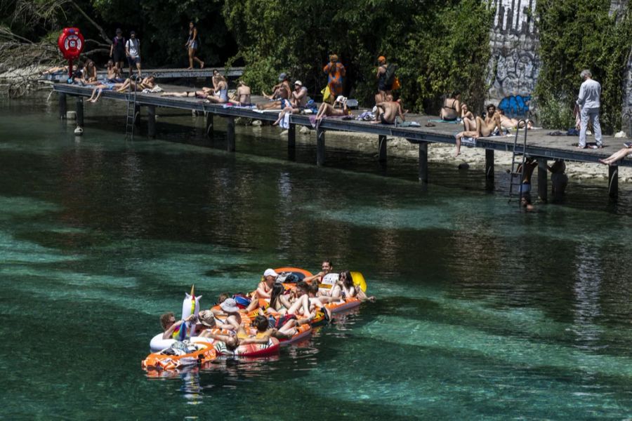 Menschen in Schlauchbooten treiben auf der Rhone, während eine Hitzewelle das Land in Genf, Schweiz, erreicht (Samstag, 18. Juni 2022).