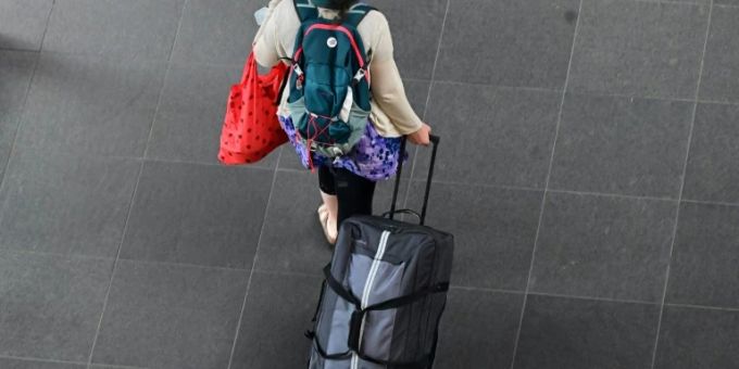 Ab in den Urlaub: Reisende am Berliner Hauptbahnhof Ab in den Urlaub: Reisende am Berliner Hauptbahnhof