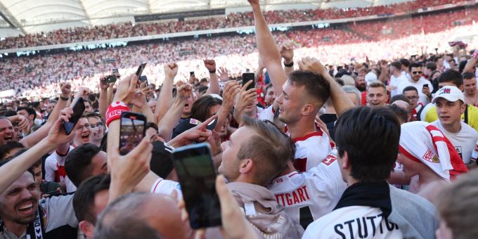 Der Platzsturm könnte den VfB 15.000 Euro kosten. Der Platzsturm könnte den VfB 15.000 Euro kosten.