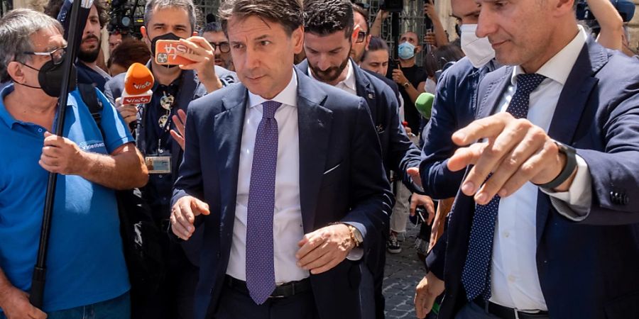 Giuseppe Conte (M), Vorsitzender der Movimento 5 Stelle, trifft am Palazzo Chigi, Amtssitz des italienischen Ministerpräsidenten, ein. Foto: Mauro Scrobogna/LaPresse via ZUMA Press/dpa