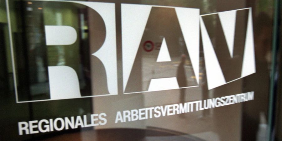 In der Schweiz ist die Arbeitslosigkeit weiter zurückgegangen: Ende Juni waren bei den Regionalen Arbeitsvermittlungszentren (RAV) noch 92'511 Menschen als arbeitslos gemeldet. Das sind 5493 weniger als im Mai. (Archivbild)