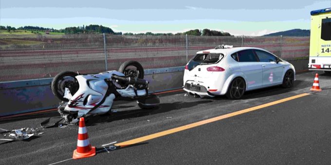 Auffahrunfall auf Autobahn A1 mit drei Verletzten.