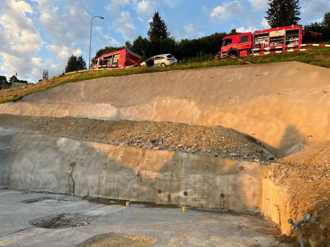 Der Fahrer blieb unverletzt und flüchtete zu Fuss von der Unfallstelle.