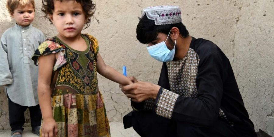 Markierung nach erfolgter Polio-Impfung bei Kind in Afghanistan