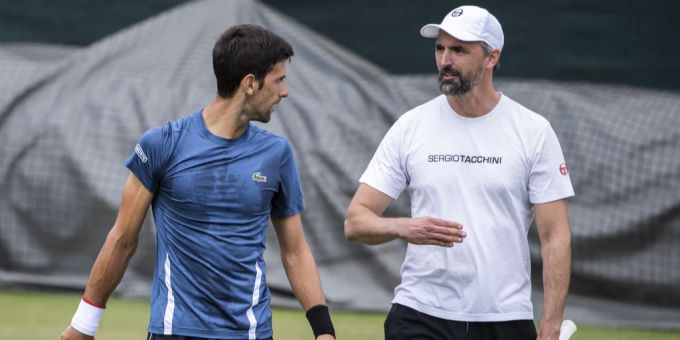 Novak Djokovic spricht während einer Trainings-Einheit mit seinem Coach Goran Ivanisevic. Djokovic