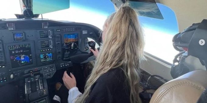 Gruss aus Privat-Jet - Alisha bedankt sich bei 7 Millionen Followern