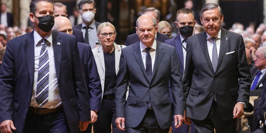 Hamburgs Bürgermeister Peter Tschentscher (2.v.l), Bundeskanzler Olaf Scholz und Michael Behrendt (r),  Präsident des Übersee-Clubs.