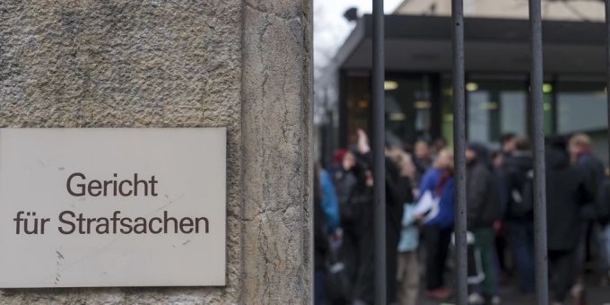 Das Strafgericht in Basel. Elektromonteure wurden schuldig gesprochen. Eine Frau starb wegen einem Dachfenster. (Symbolbild) dachfenster