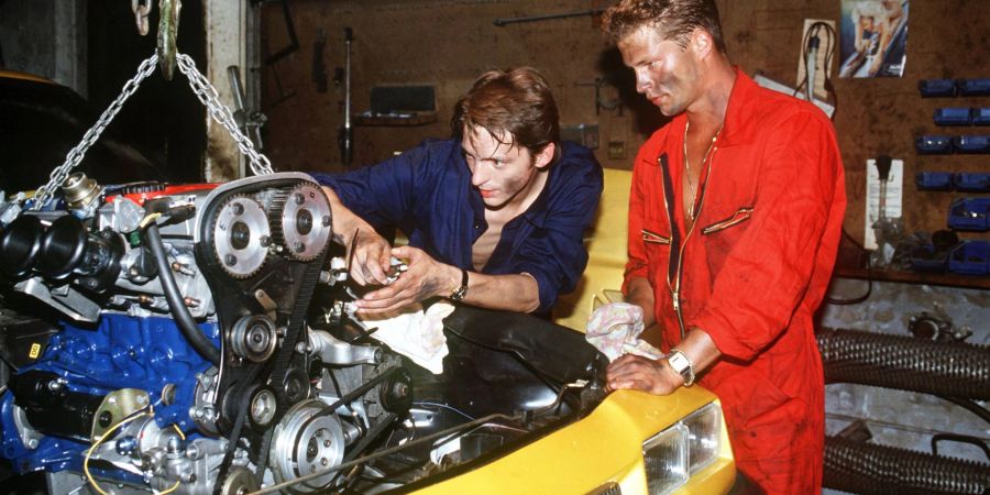 Til Schweiger (r) und Stefan Gabelhoff tunen einen Manta in einer Szene aus der Komödie «Manta, Manta» aus dem Jahr 1991.