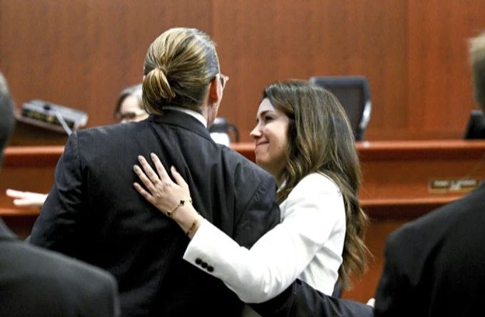 Johnny Depp und Camille Vasquez berührten sich während des Prozesses häufig. Johnny depp vasquez