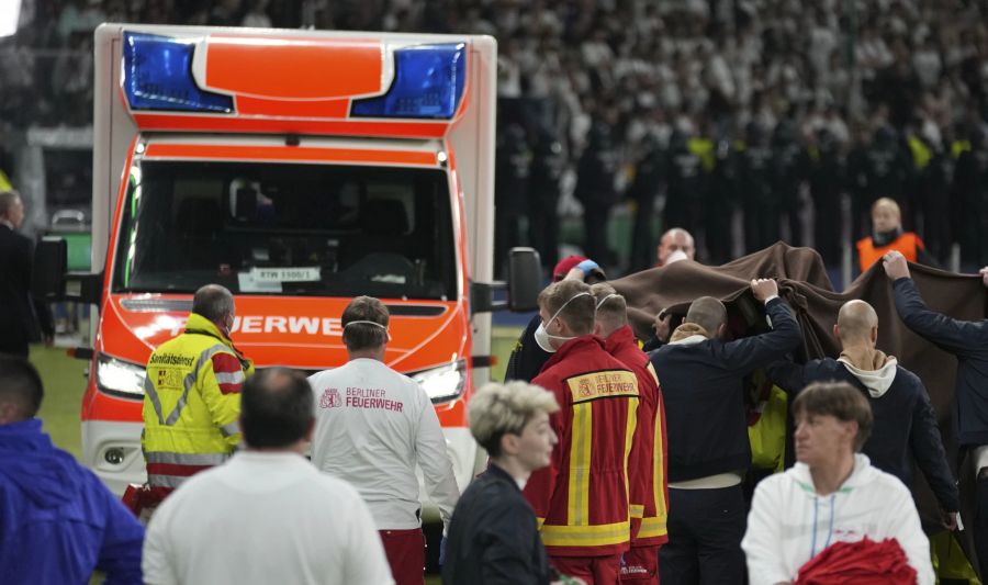 DFB-Pokalfinal Krankenwagen