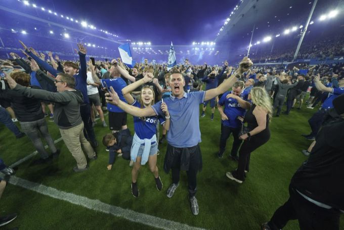 Völlig aus dem Häuschen: Fans stürmen den Platz und feiern den Ligaerhalt von Everton. Everton