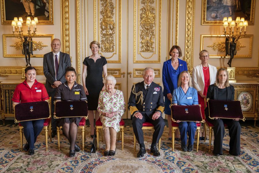 Queen Elizabeth und Prinz Charles mit Mitarbeitern des britischen Gesundheitswesens.