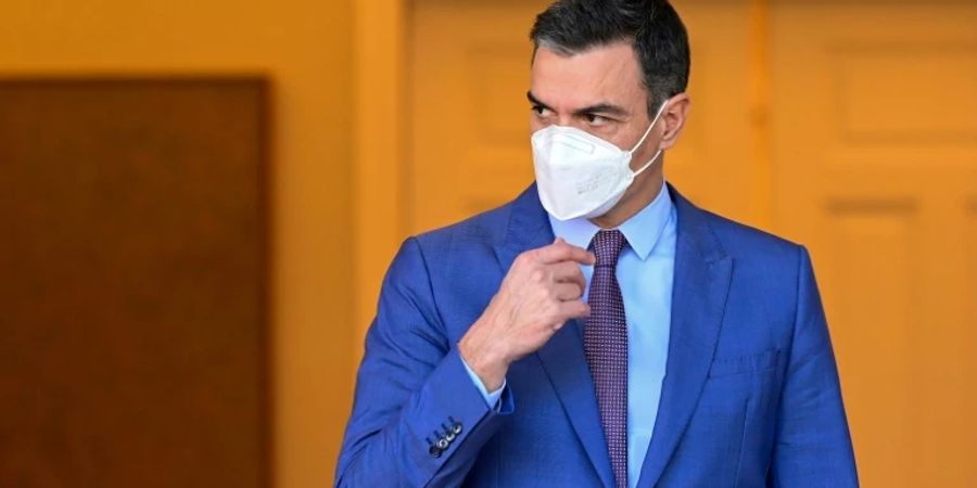 Spaniens Ministerpräsident Pedro Sánchez mit Maske