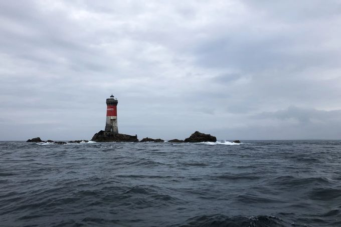 Früher wurden Orte wie dieser als «Hölle» bezeichnet: der Phare des Pierres Noires, der «Leuchtturm der schwarzen Felsen» vor der bretonischen Küste. Meer Felsen Leuchtturm Gischt Himmel