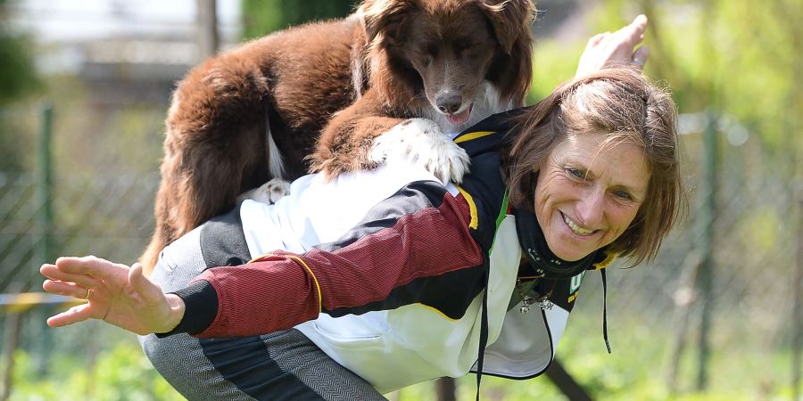 Uta Opel trainiert mit Hund Takutai.