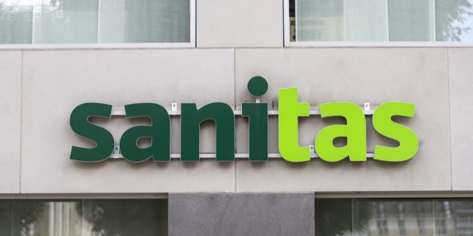 Logo der Sanitas an einem Firmengebäude. Sanitas