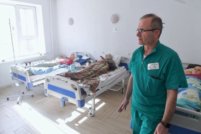 Ein Arzt und Patienten in einem Spital in Charkiw. Spital Charkiw