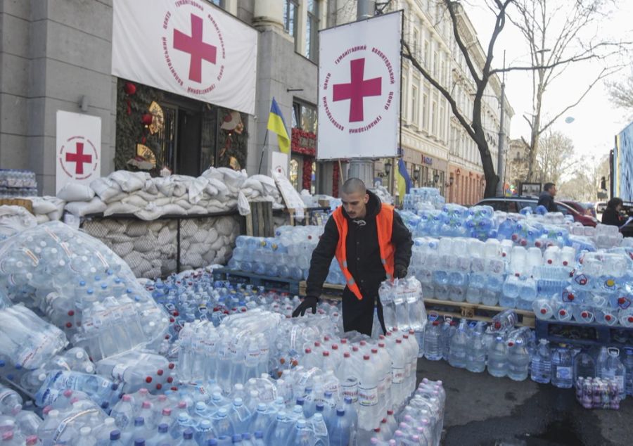 Ukrainische Freiwillige sammeln Wasser für die Einwohner der Stadt Mykolajiw am 19. April 2022.