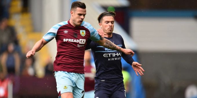 Kevin Long vom FC Burnley im Einsatz gegen Jack Grealish von Manchester City am 2. April. fc burnley