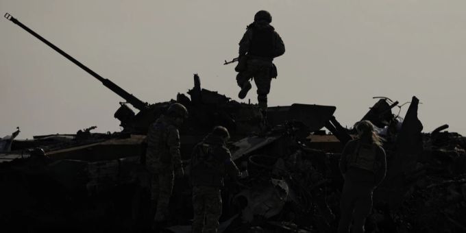Ein ukrainischer Soldat geht auf einem zerstörten russischen Kampffahrzeug in Bucha, Ukraine, Donnerstag, 7. April 2022. Ukraine Krieg