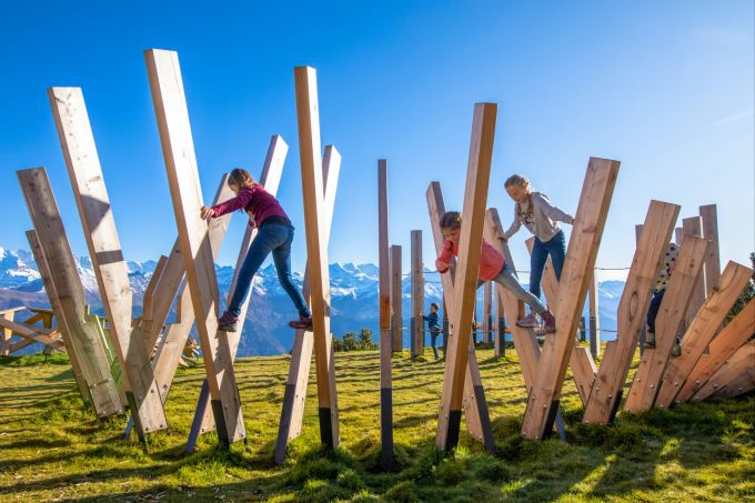 Guter Kompromiss: Während sich die Kinder auf dem Spielplatz beim Berghaus mit Balance Trail, Wackelbrücke und der riesigen Holzkugelbahn vergnügen, geniesst ihr die herrliche Aussicht auf den Thunersee. Familie Schweiz Ausflüge