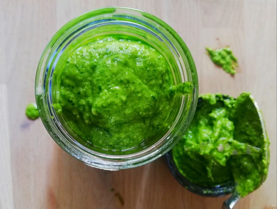 Pesto grün Glas Radieschen