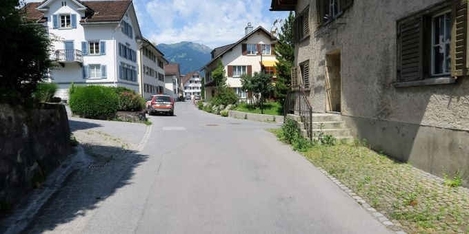 Näfels GL: Auto touchiert Velolenkerin Näfels GL: Auto touchiert Velolenkerin