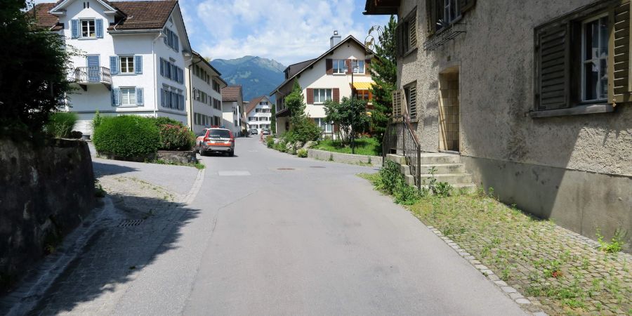 Näfels GL: Auto touchiert Velolenkerin