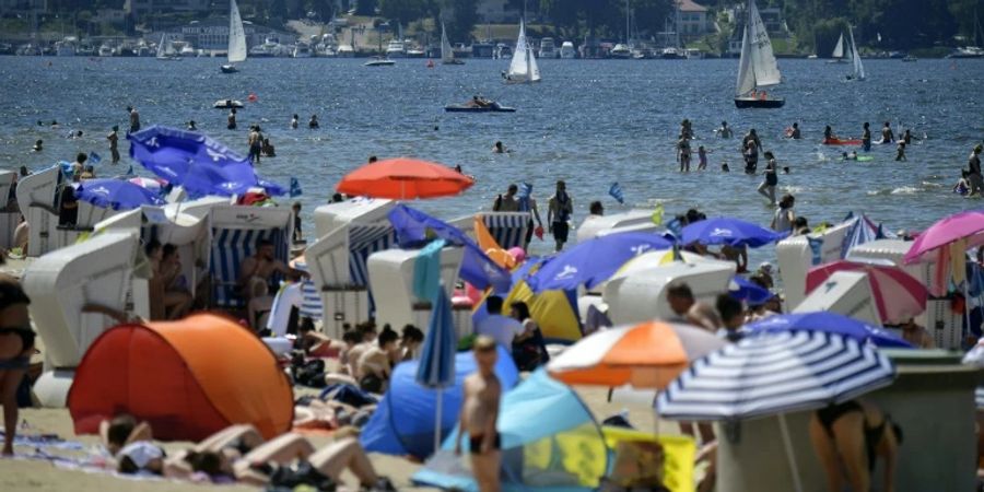 Badende am Wannsee in Berlin