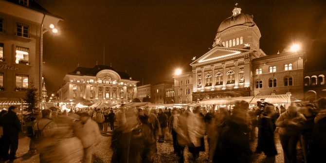 Berner Bundesplatz mit Bundeshaus