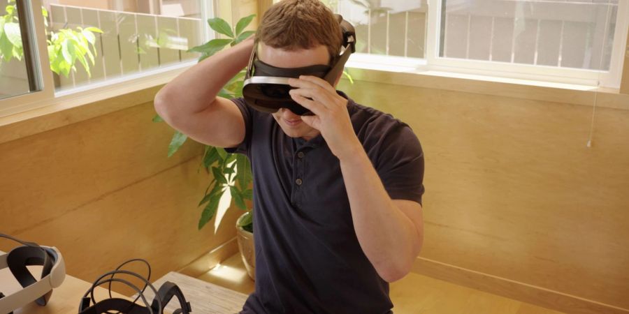 Mark Zuckerberg, CEO von Meta, testet einen Prototyp der neuen VR-Brille «Holocake 2» (undatierte Aufnahme).