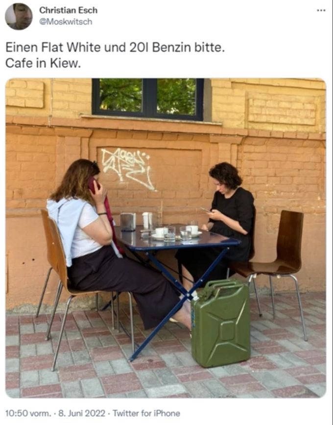 Zwei Frauen trinken in Kiew trotz Ukraine-Kriegs in einem Café einen Kaffee. Ukraine Krieg Café