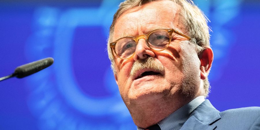 Laut dem Weltärztebund-Vorsitzenden Frank Ulrich Montgomery sollte die Politik angesichts steigender Inzidenzen und einer für den Herbst erwarteten neuen Welle schnell handeln.
