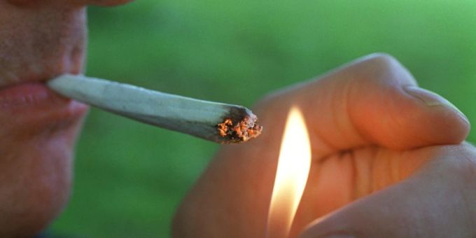 In der Schweiz werden etwa 56 Tonnen Cannabis pro Jahr konsumiert. Das entspricht rund 750'000 Joints pro Tag. (Themenbild) cannabis