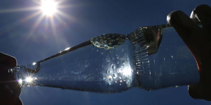 Wenn das Wetter richtig heisst ist, muss ein kaltes Getränk. Aber ist das eigentlich eine gute Idee? Wenn das Wetter richtig heisst ist, muss ein kaltes Getränk. Aber ist das eigentlich eine gute Idee?