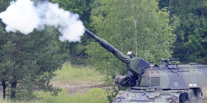ARCHIV - Eine Panzerhaubitze 2000 der Bundeswehr feuert bei einer Fahrt auf dem Truppenübungsplatz. Foto: picture alliance / dpa ARCHIV - Eine Panzerhaubitze 2000 der Bundeswehr feuert bei einer Fahrt auf dem Truppenübungsplatz. Foto: picture alliance / dpa