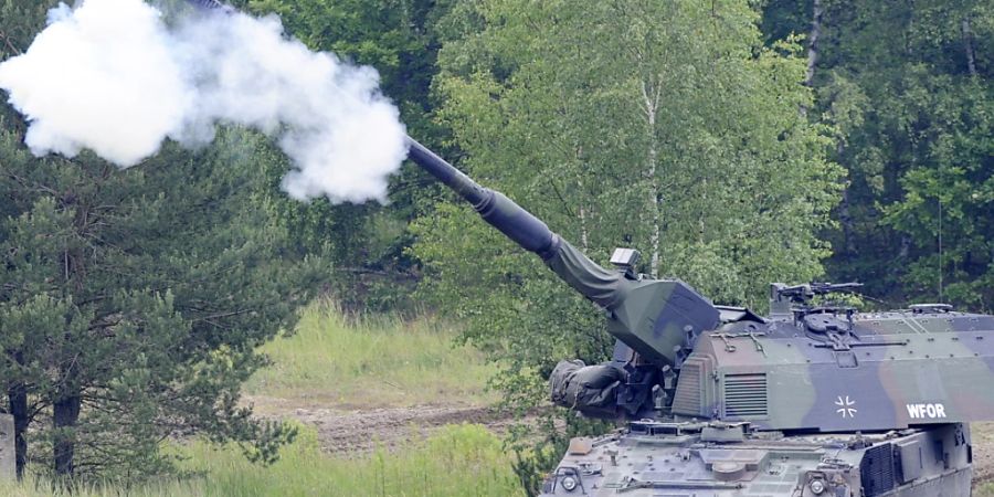 ARCHIV - Eine Panzerhaubitze 2000 der Bundeswehr feuert bei einer Fahrt auf dem Truppenübungsplatz. Foto: picture alliance / dpa