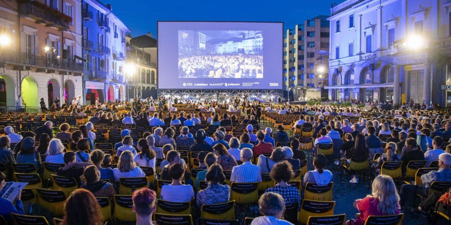 Besucher verfolgen eine Filmvorführung auf der Piazza Grande während des 74. Internationalen Filmfestivals (2021). Dieses Jahr wird ein rundes Jubiläum gefeiert.