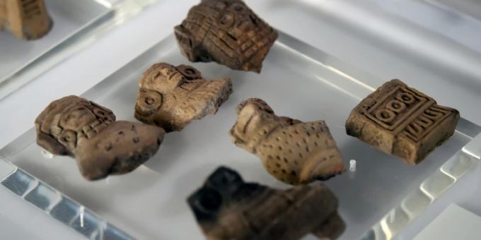 Mehrere restituierte Figuren bei einer Ausstellung in Mexiko-Stadt Mehrere restituierte Figuren bei einer Ausstellung in Mexiko-Stadt