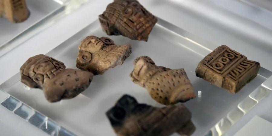 Mehrere restituierte Figuren bei einer Ausstellung in Mexiko-Stadt