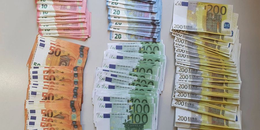 Polizisten am Niederrhein haben nachgemachte Geldscheine auf einer Strasse gefunden - und ordendlich sortiert.