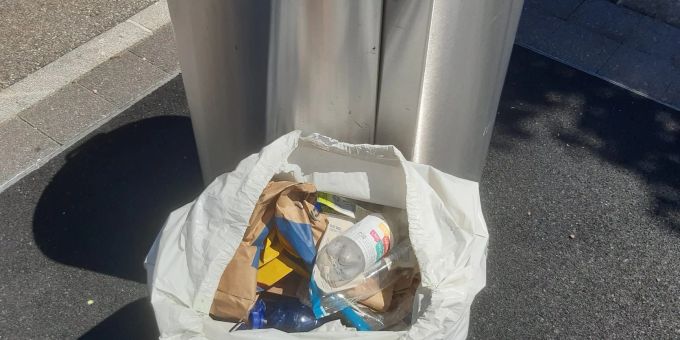 Illegal entsorgter Abfall an einem öffentlichem Eimer. Abfall