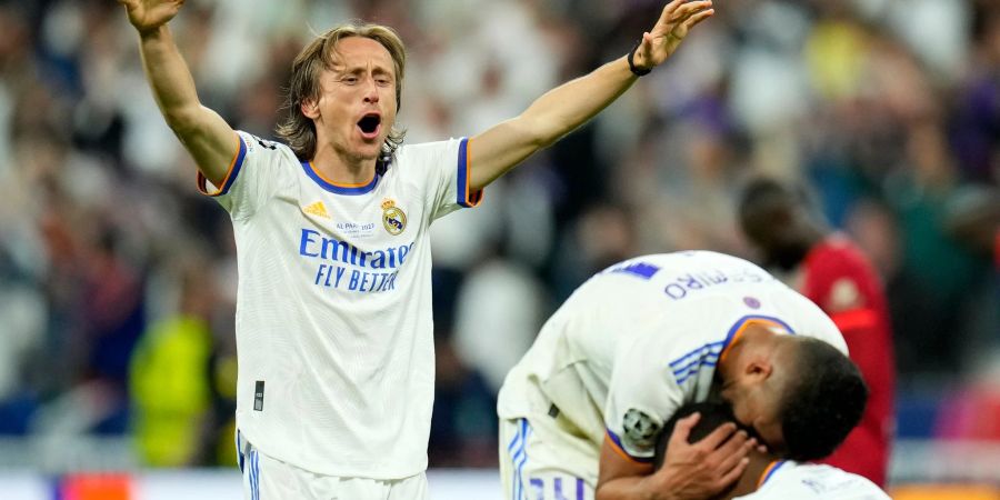 Reals Luka Modric (l) freut sich mit seinen Mannschaftskameraden nach dem Sieg über den FC Liverpool im Champions-League-Finale.