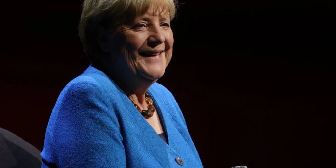 Angela Merkel während ihres ersten grösseren Auftritts in Berlin nach Ende ihrer Amtszeit. angela merkel